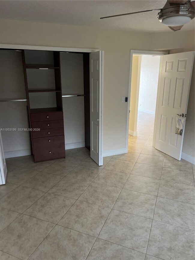 Foto del edificio - 3923 NE 166th St