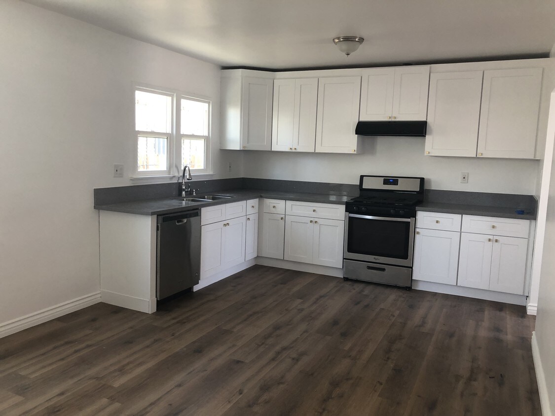 Foto principal - 10120 S Spring St