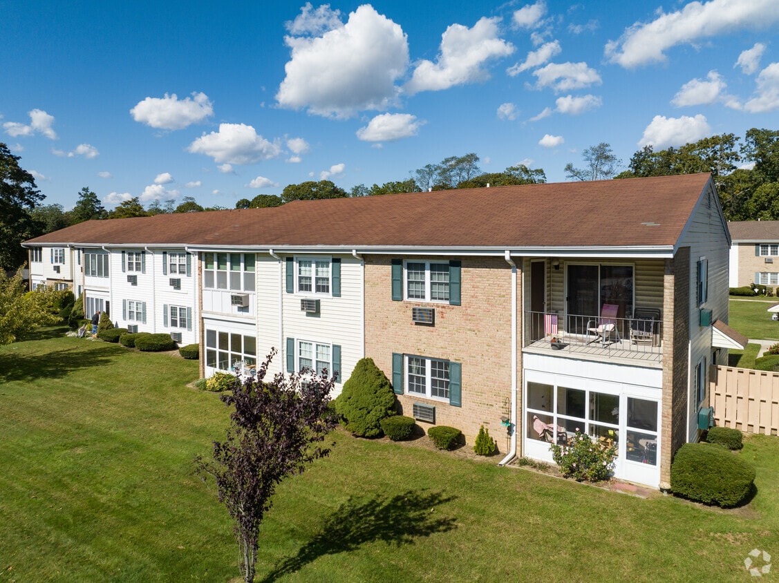 East Islip Gardens Apartments in East Islip, NY
