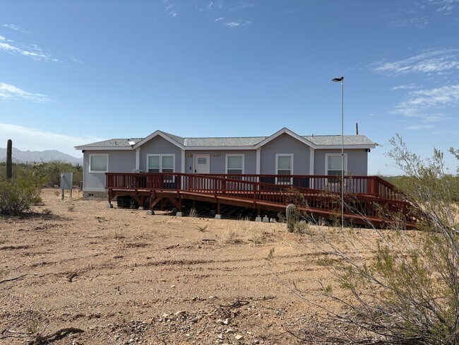 Foto del edificio - Country living on 4.4 acres 3 bedrooms and...