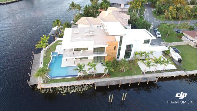 Foto del edificio - 2305 N Riverside Dr