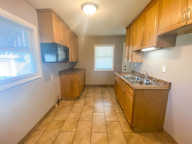 Building Photo - 2 Bedroom Single Family