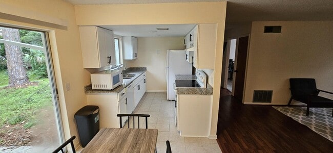 Foto del edificio - 8455 Frost St N