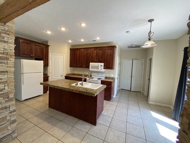 Building Photo - Welcome Home! Lovely 3 bed 2 bath home.