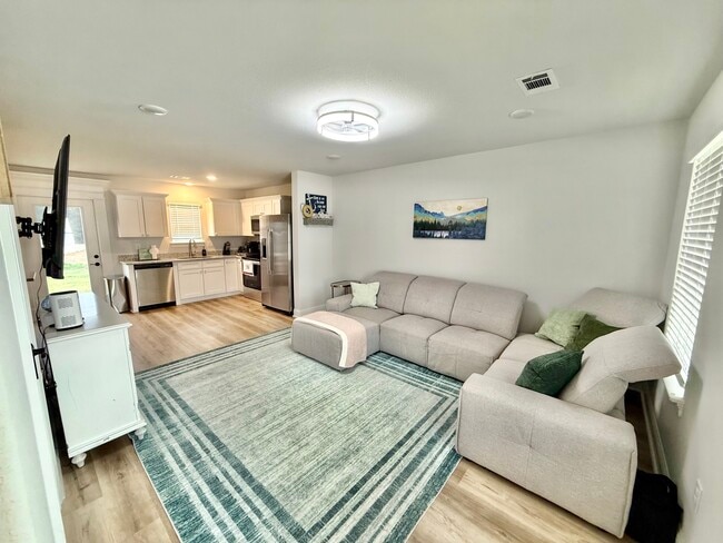 Building Photo - 1007 Middle Ln