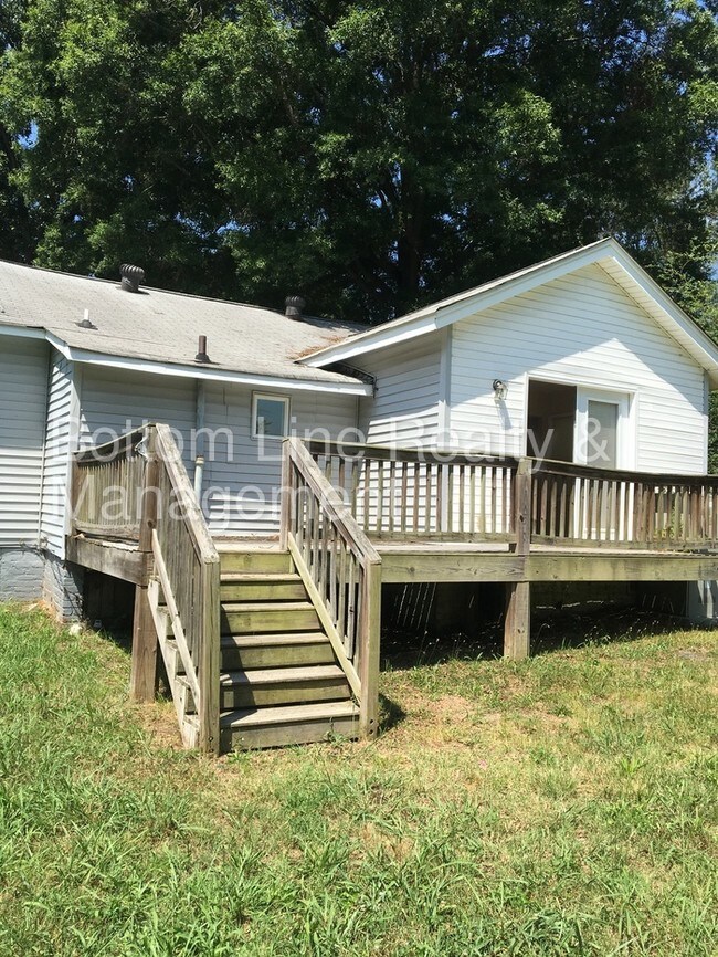 Building Photo - 1802 W Davidson Ave