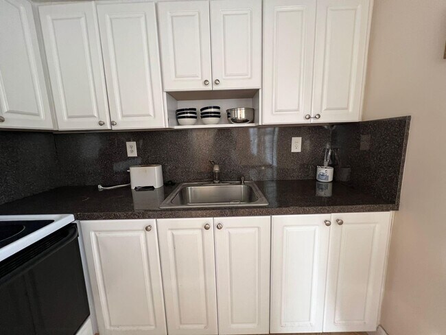 Building Photo - 715 Normandy Ln