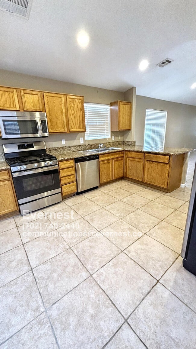 Building Photo - Lovely 3-Bedroom Home with Fireplace and M...