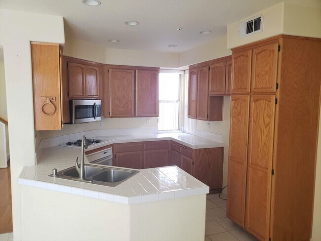 Foto del edificio - ***COMING SOON***SPACIOUS 4 BEDROOM | 3 BA...