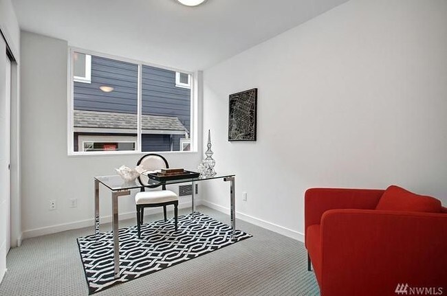 Building Photo - Stunning Townhome in University District