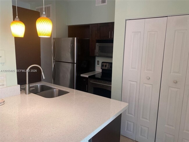 Foto del edificio - 18330 NW 68th Ave