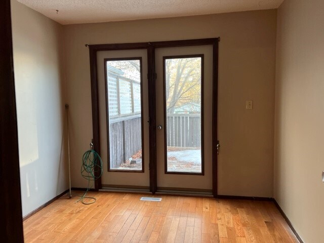 Photo du bâtiment - 3 Bed 1 Bath Unit in Olds, AB