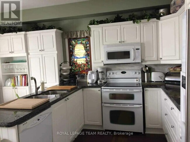 Photo du bâtiment - 242 Colbert Crescent