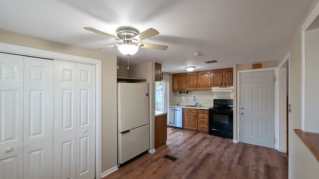 Building Photo - 1710 N Raynor Ave