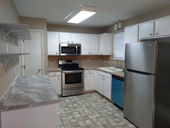 Building Photo - Cute 3 bedroom, 2 bath house with garage a...