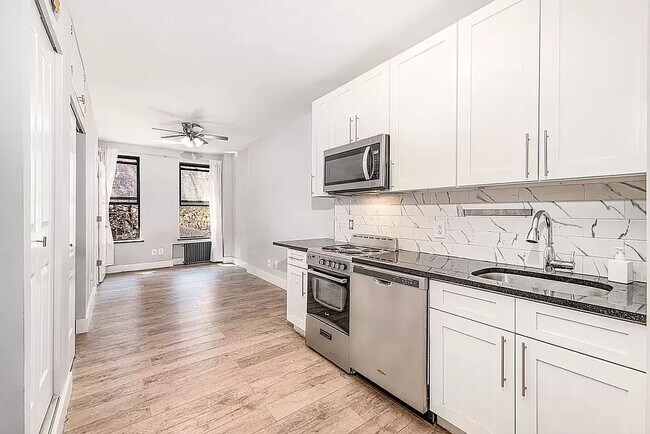 Foto del edificio - 448 W 46th ST