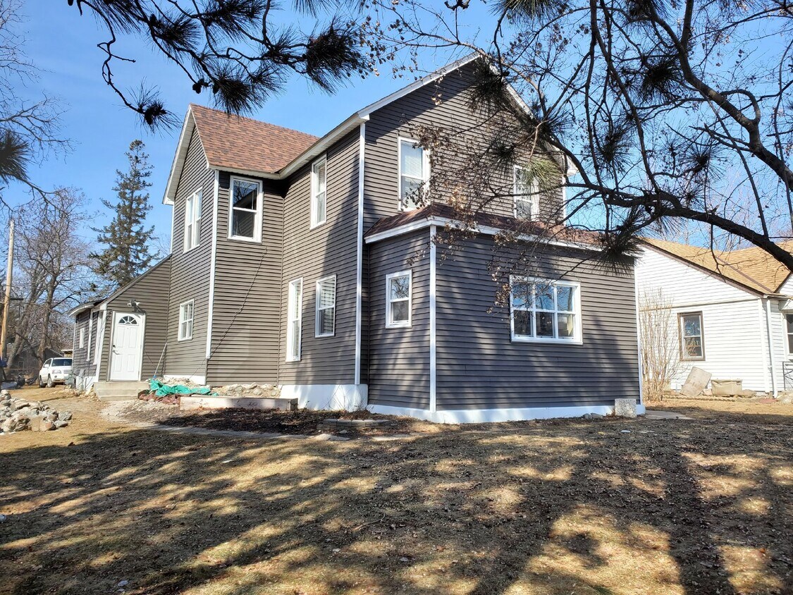 Building Photo - Triplex Upper Unit - Available for Rent