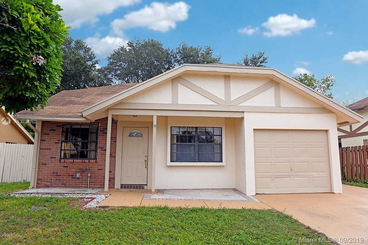 Foto principal - 23422 Country Club Dr E