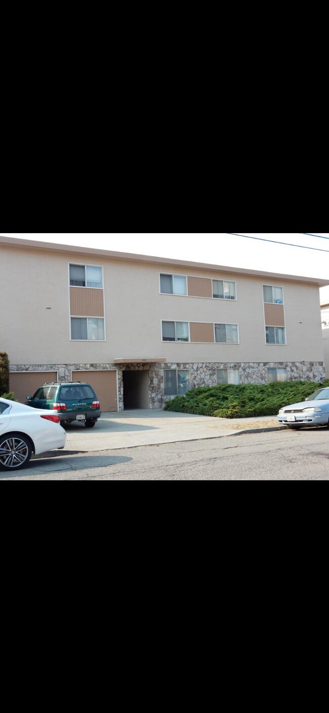 Building Photo - 1523 Schiller St