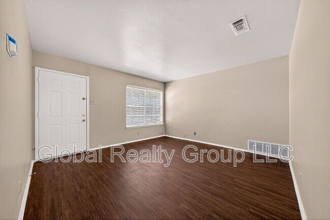 Building Photo - 4862 Castle Arms Dr