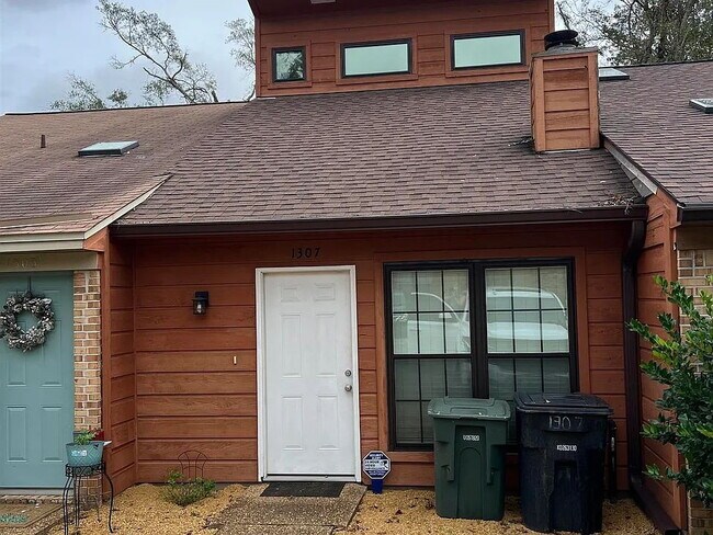 Foto del edificio - "Charming 2-Bed, 2-Bath Home in Tallahassee's Heart - Cozy 928 Sq Ft Haven!"