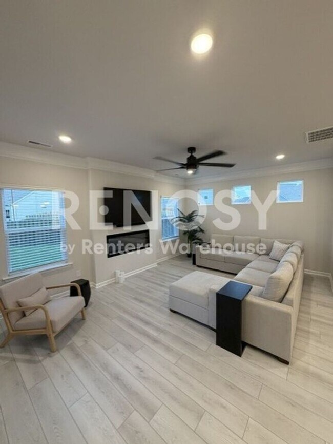 Building Photo - The fully furnished 3 Bedroom 3 bath home is just what you need!