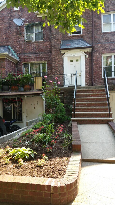 Primary Photo - Spacious 2bed/1bath w/outdoor space!