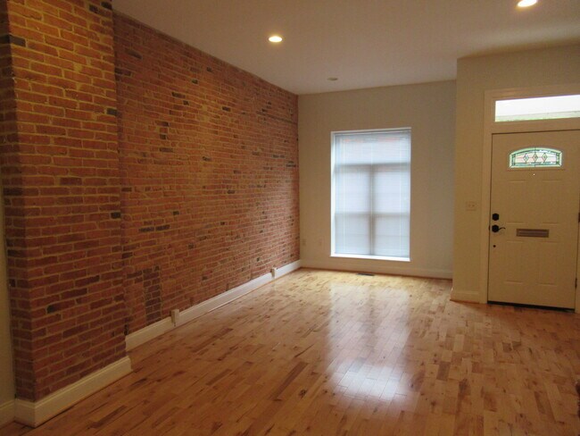 Foto del edificio - Charming 4 Bedroom/3.5 Bathroom Townhome with Parking Pad in Station North, MD!