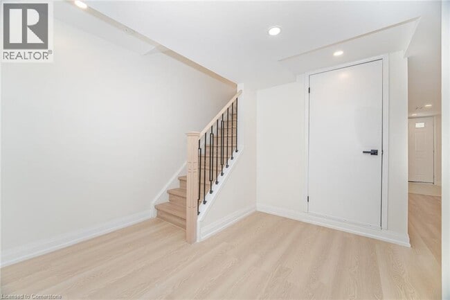 Building Photo - 895 Maple Ave