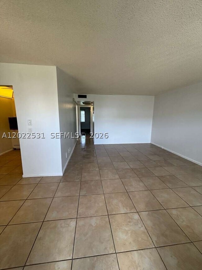 Building Photo - 531 Fanshaw N