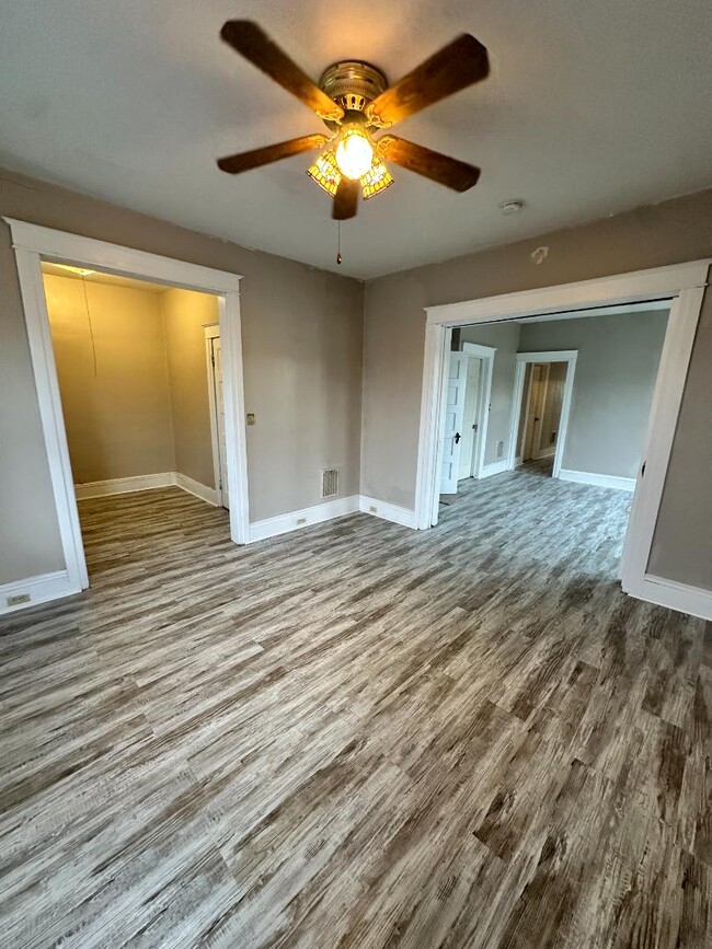 Building Photo - 612 7th St