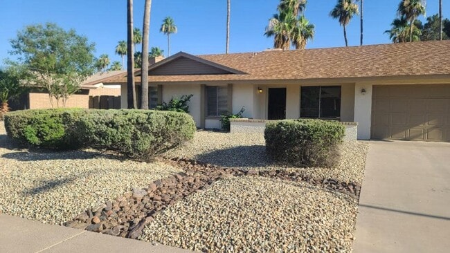 Building Photo - 3-bedroom with pool on large lot in North ...