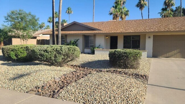 Foto del edificio - 3-bedroom with pool on large lot in North ...