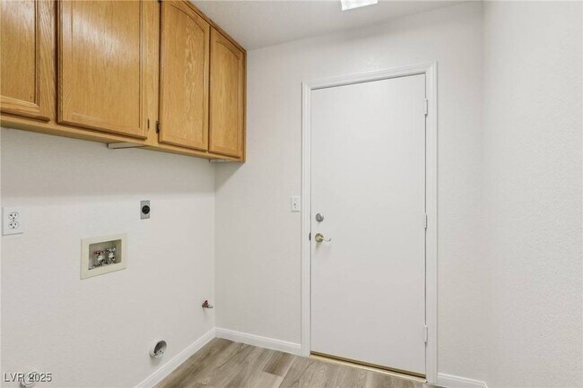 Foto del edificio - 7501 Bush Garden Ave