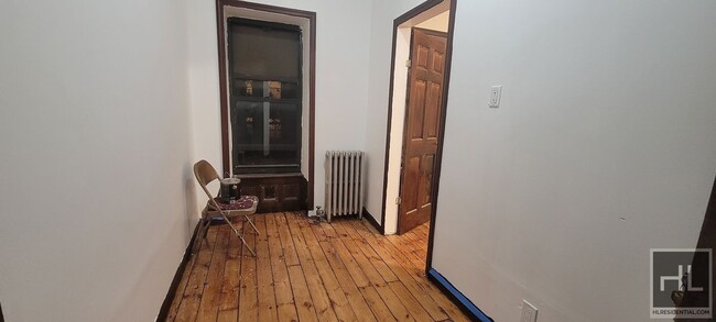 Building Photo - Spacious Two-Bedroom Apartment in Prime Be...