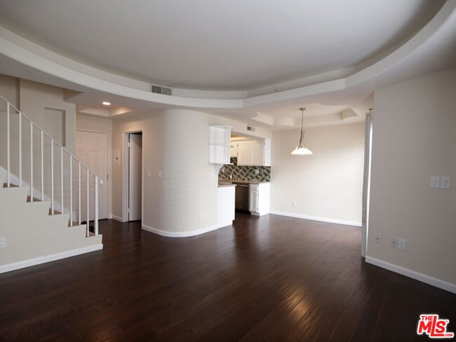 Building Photo - 10627 Moorpark St