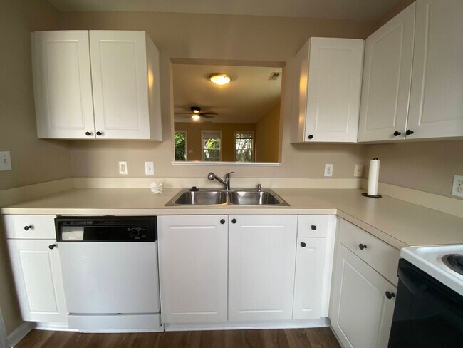Building Photo - 2 bedroom duplex in Raleigh with ALL the a...
