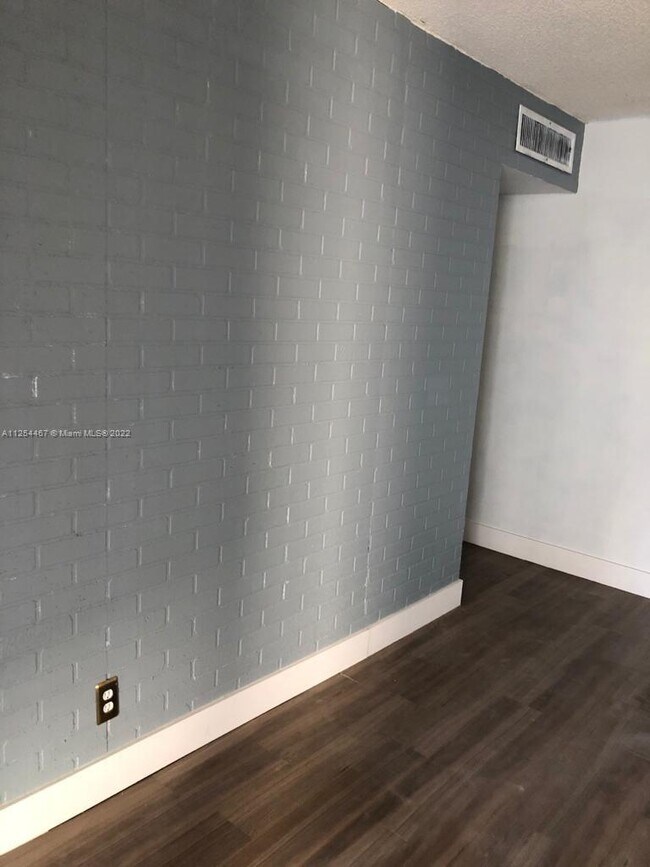 Foto del edificio - 2821 NE 163rd St