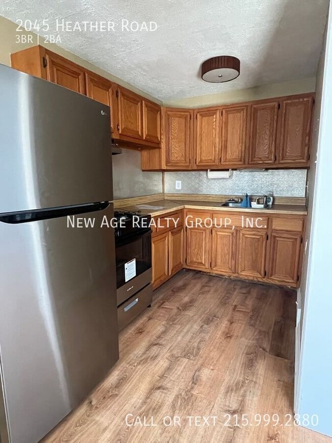 Building Photo - 2045 Heather Rd