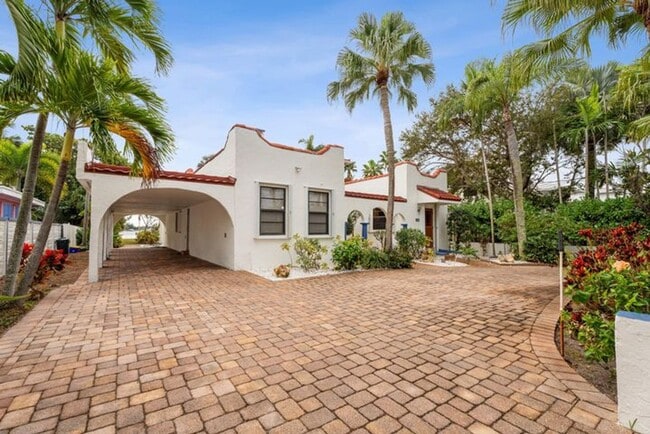 Building Photo - 114 S Lake Dr