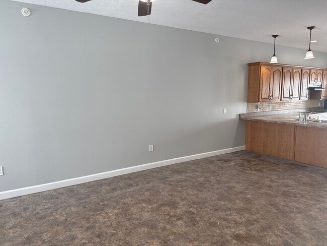 Foto del edificio - 622 Garvey Ln