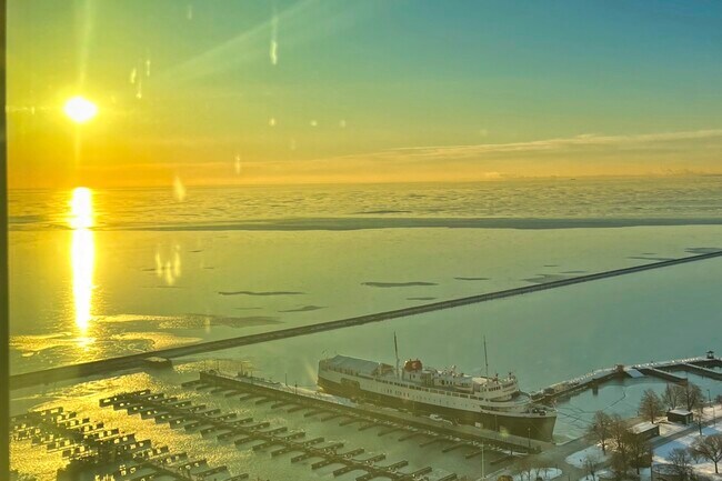 Foto del edificio - 211 N Harbor Dr