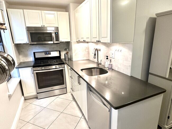 Kitchen - 675 Walton Ave