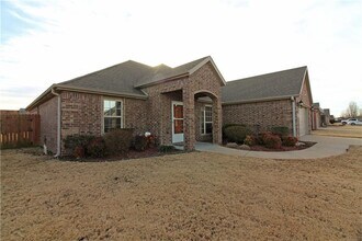 Building Photo - 1200 Kensington Dr