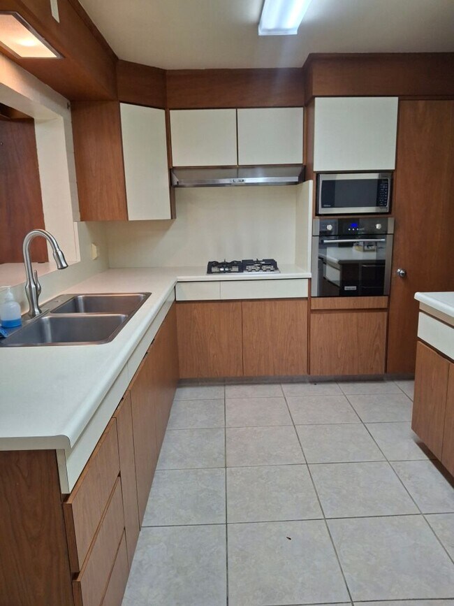 Building Photo - SHOWING SATURDAY, 12/13 @ 11AM