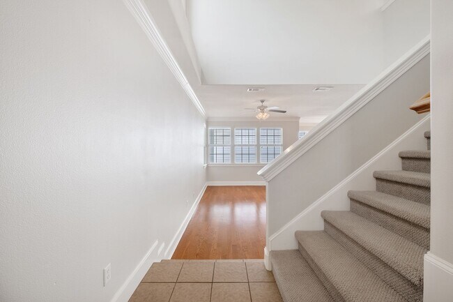 Foto del edificio - Urban Elegance: Gated Luxury Condo Minutes...