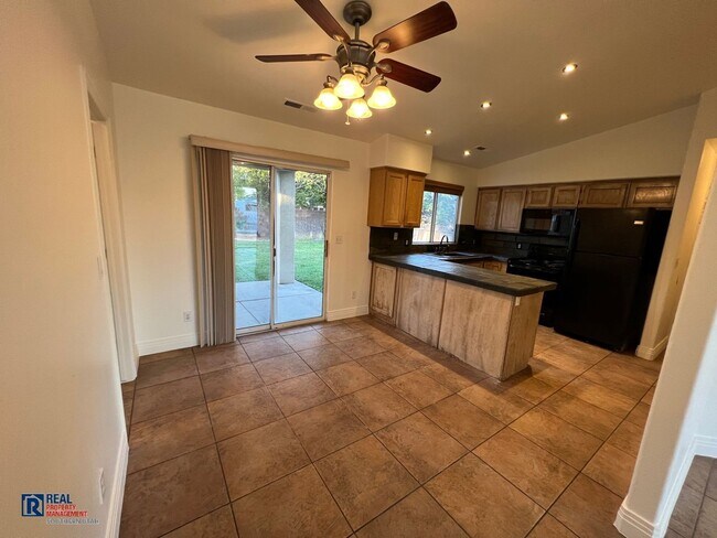 Building Photo - Single Family Home near Pine View