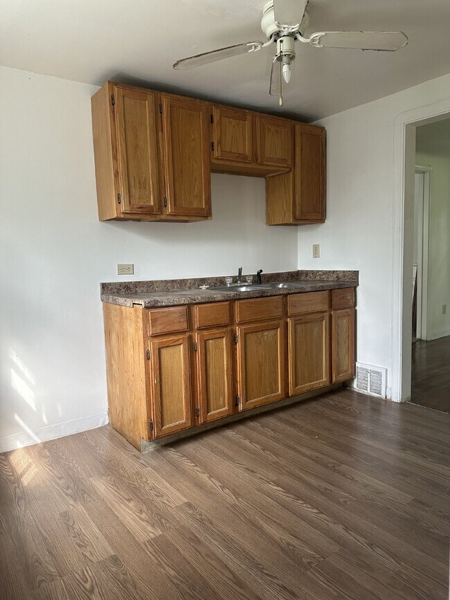 Building Photo - 3 Bedroom 1 Bath in East Cleveland