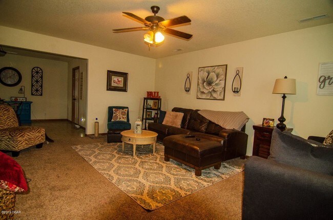 913 Cardinal Ln Webb City, MO 64870 - Alquileres en Webb City, MO