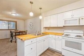 Building Photo - 740 Westwinds Dr